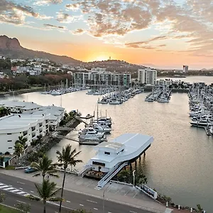 The Pier Pods On The Water- 50m From Bus Terminal And Ferry Terminal- Passport Id Requried Hotel a capsule